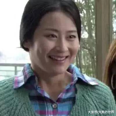 都能|辣妈颖儿被路人拍出大长腿小蛮腰，网友：毕竟一天就吃一粒老干妈