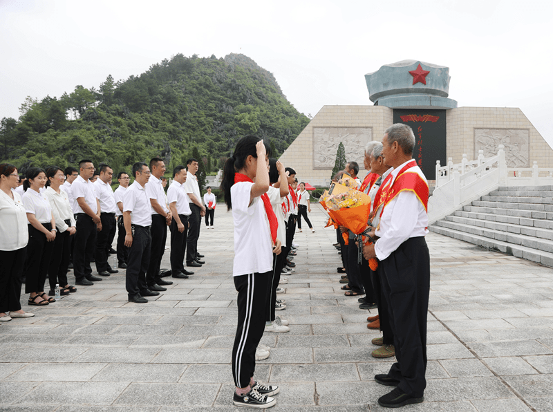 少先队员向老党员们献花致敬 文峰 摄当日,灌阳县在湘江战役新圩阻击