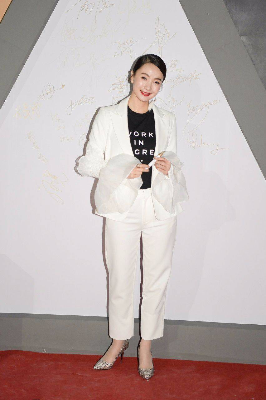 同时袖口的薄纱计划,分外生动,搭配一双高跟鞋,暴露珍惜肤色,让陶虹神