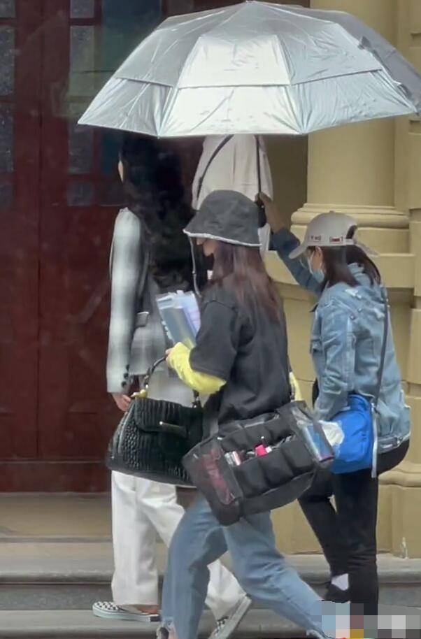 原创杨幂拍戏片场换装助理蹲下为其穿鞋足足等10秒杨幂才抬脚