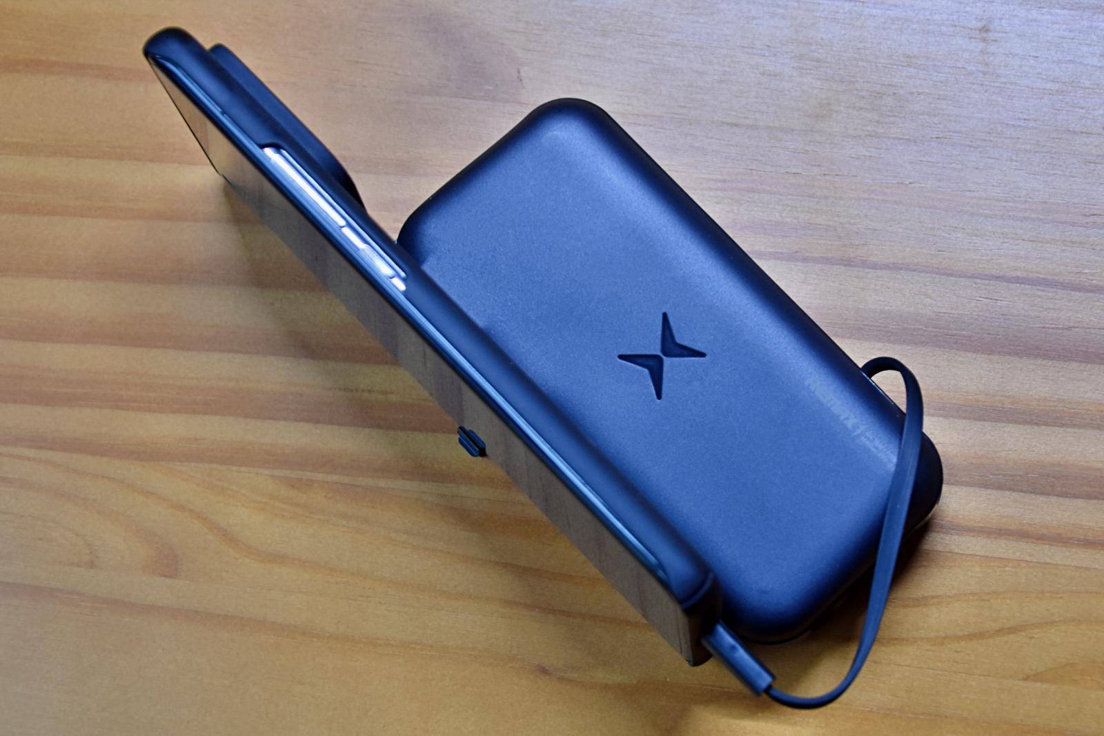 复杂美学设计之光remax睿量万能型充电宝