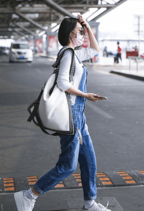 原创许晴真把自己当少女了穿牛仔背带裤亮相机场看着真水嫩