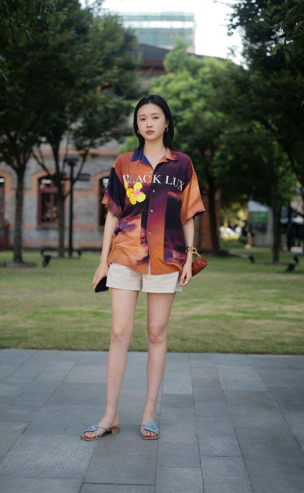 热裤平底鞋小个子女生这样穿时髦洋气还显腿长值得借鉴