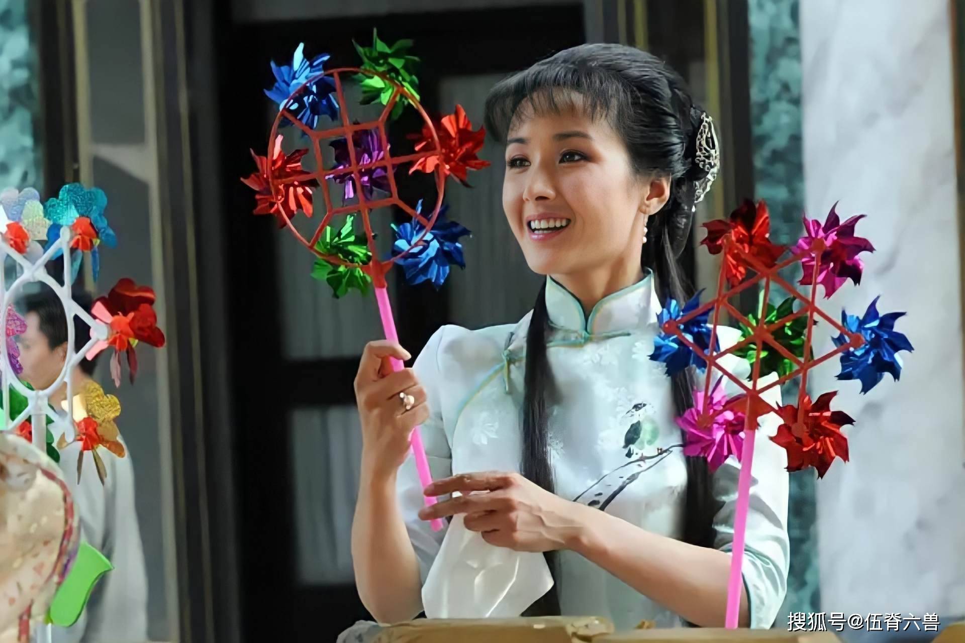 靳东在剧中娶了最能算计的单以真,他败在了心机女手里.