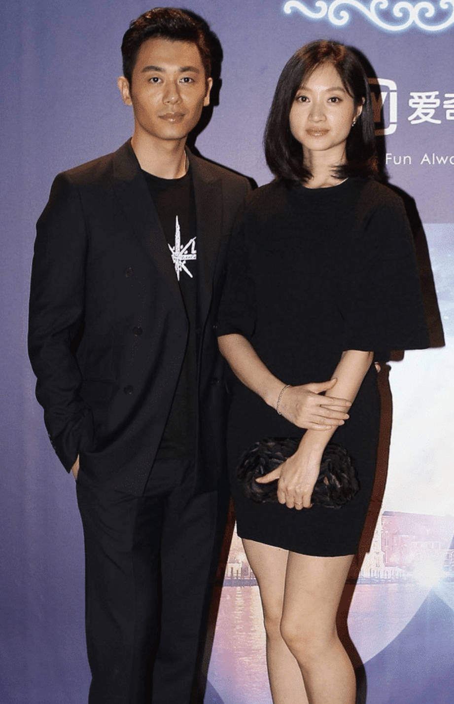 朱亚文两口子真登对，沈佳妮穿简约小黑裙气质高级，太给老公长脸_手机搜狐网