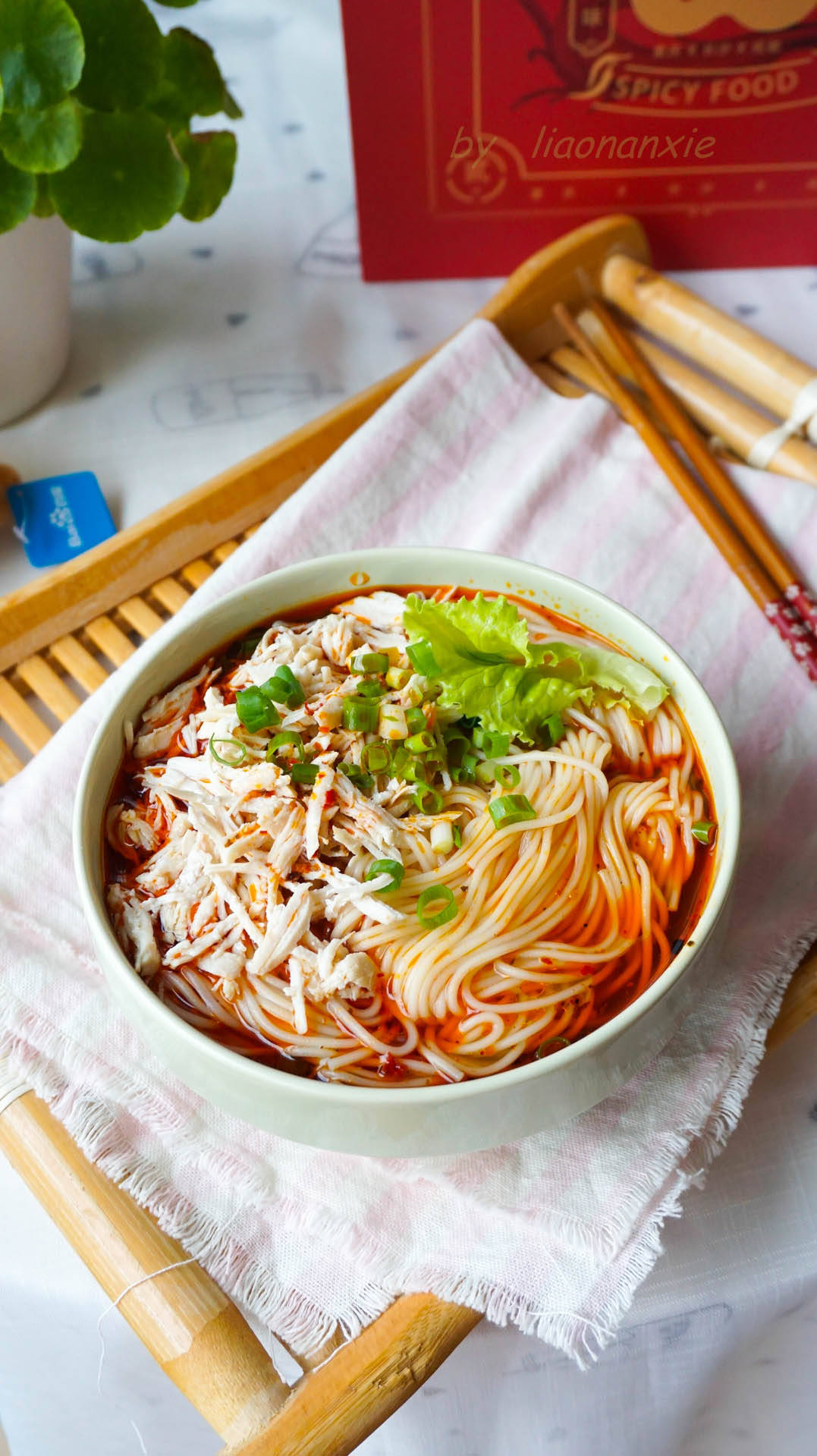 另外可以根据自己的口味补一点儿生抽和醋,一碗香喷喷的鸡丝麻辣小面