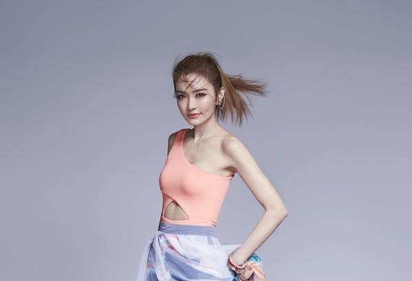 替父还清2亿债务,被父亲曝出未婚生子前途尽毁,如今45岁像25岁