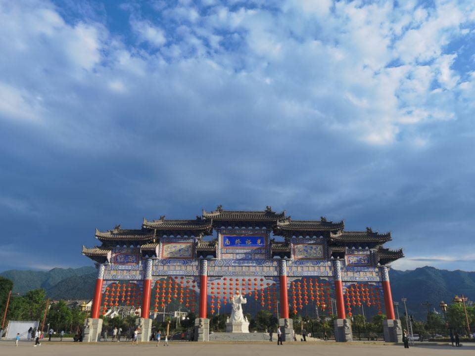 逛灯展看演出品美食这个夏天去楼观生态文旅度假区夜游避暑