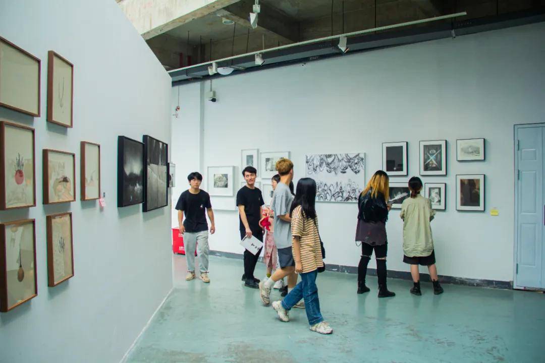 周春芽|【现场】第九届?版画系学生作品年展暨周春芽奖学金作品展开幕式！