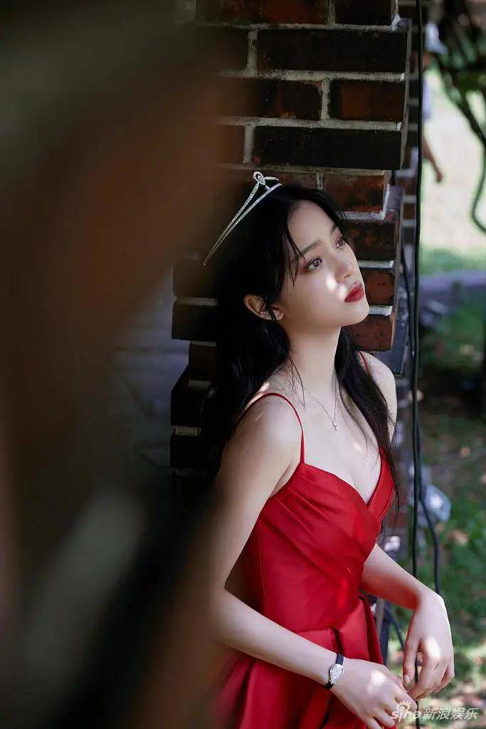 原创欧阳娜娜穿抹胸红裙拍写真美艳绝伦雪肤娇嫩性感迷人