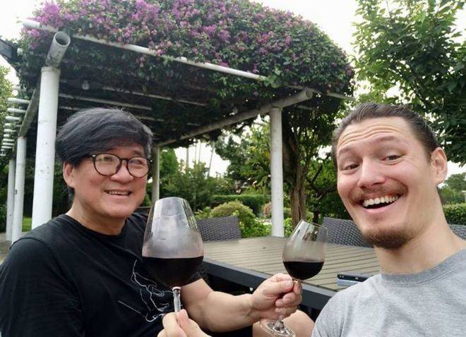 周华健为儿子庆祝31岁生日混血周厚安帅气高大父子俩如同兄弟