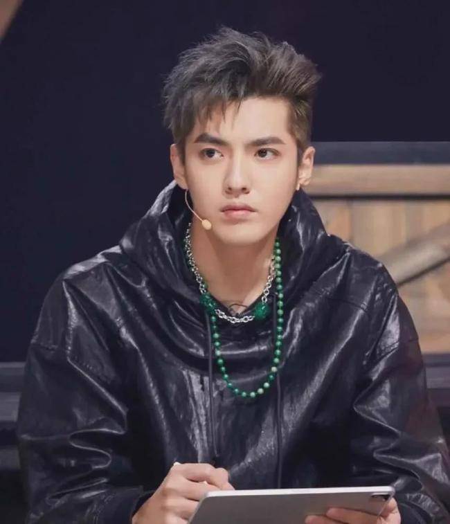 让年轻粉丝想要购买同款的心蠢蠢欲动～流量明星吴亦凡也对翡翠情有独