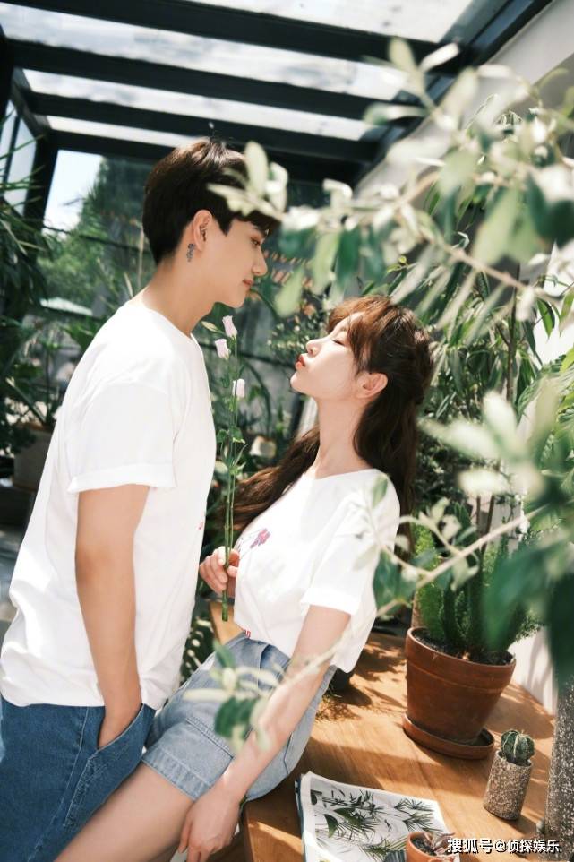 原创快原地结婚张檬晒与小五合照秀恩爱两人穿情侣装亲密拥吻甜齁