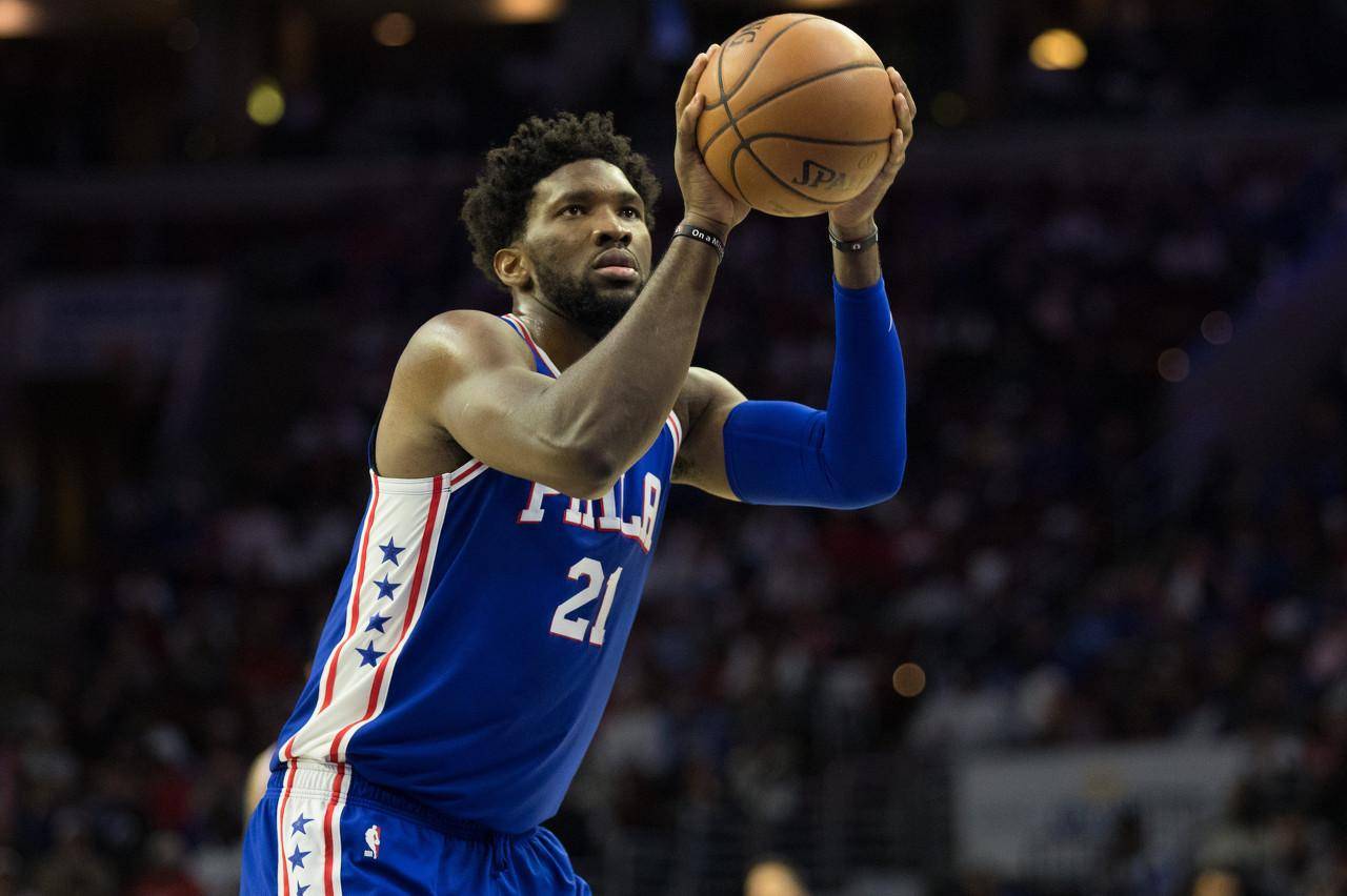 但和奥尼尔不同的是,恩比德造犯规,一部分是实力的原因,老鹰内线真的