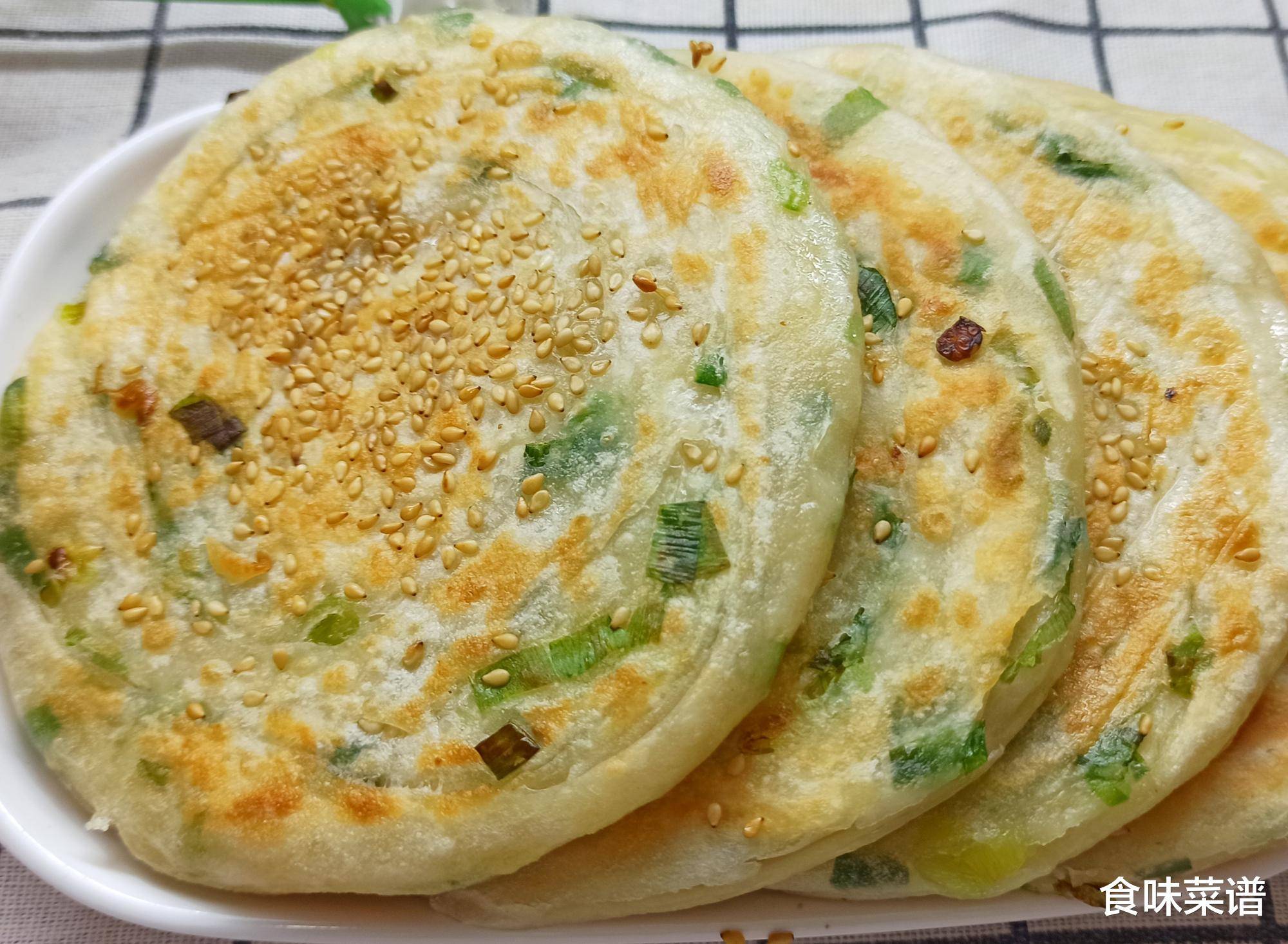 葱花饼的特色做法 拉一拉卷一卷 外皮酥脆层次多 比手抓饼还香 面团