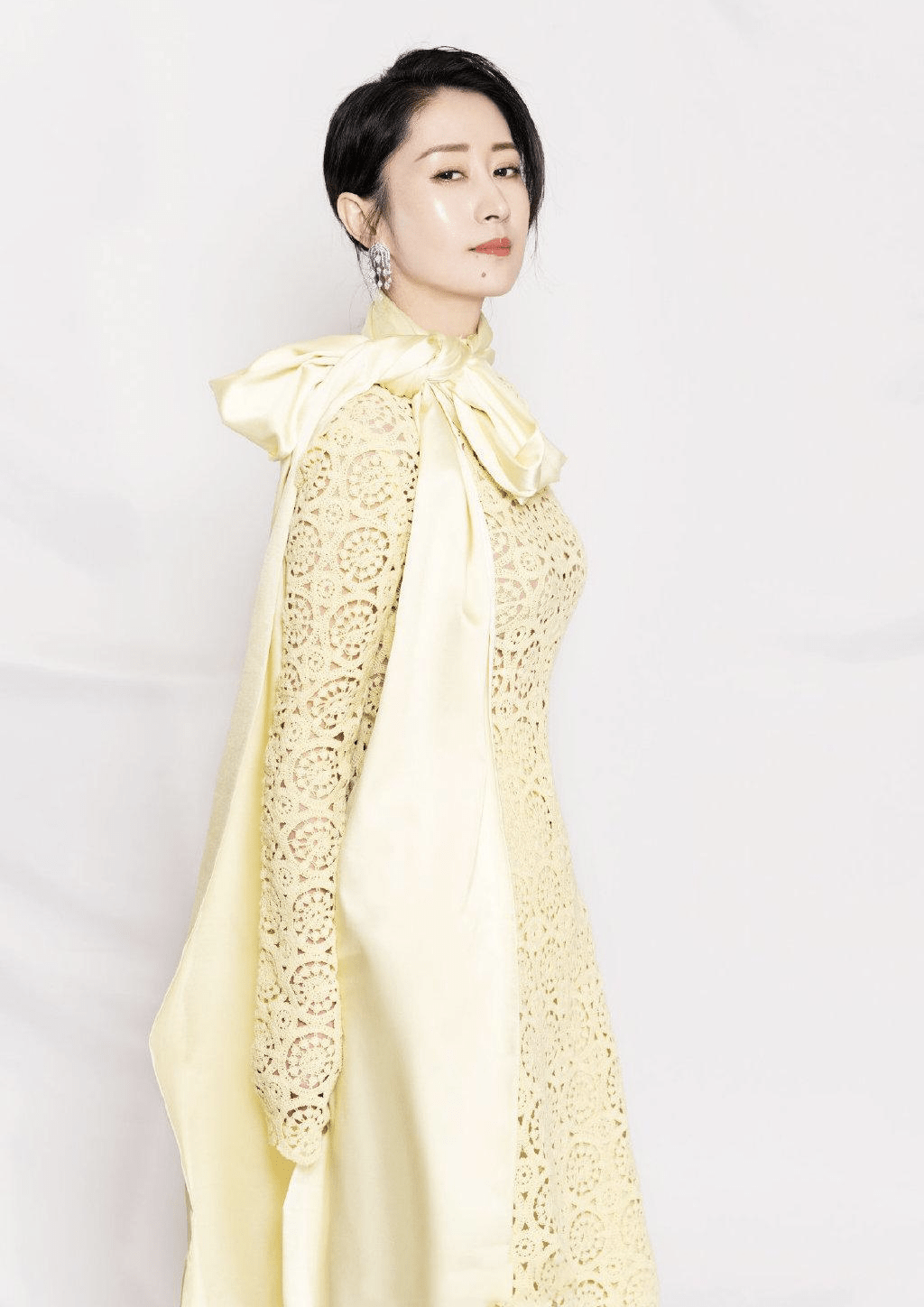 原创刘敏涛有贵妇范穿鳞片裙配红唇优雅高级真给70后女星长脸