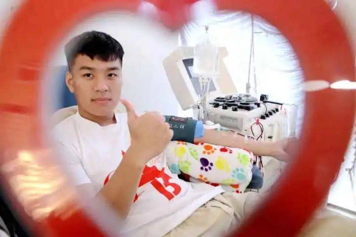 7年来,马嘉诚共计献血150多次献血总量超6万毫升光献血证就有100多本