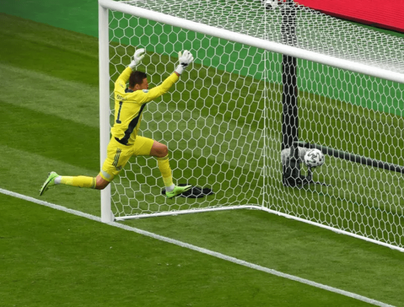 中场吊射 完美弧线!190cm神锋贝克汉姆附体,欧洲杯最佳进球来了