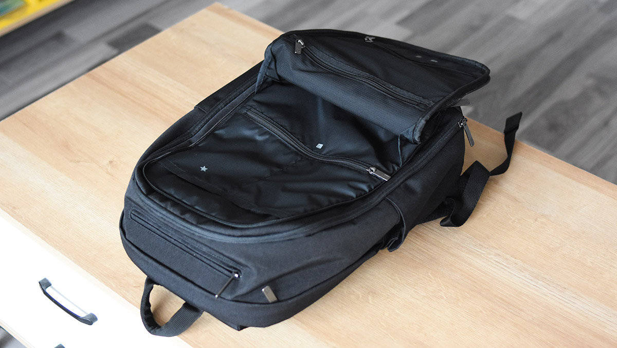 地平线8号商务休闲双肩包多层分类存储舒适背负体验