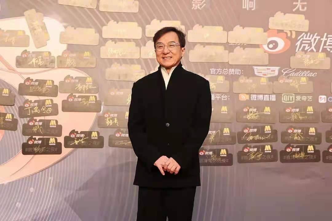 成龙深夜吃火锅,走路一瘸一拐疑旧伤复发