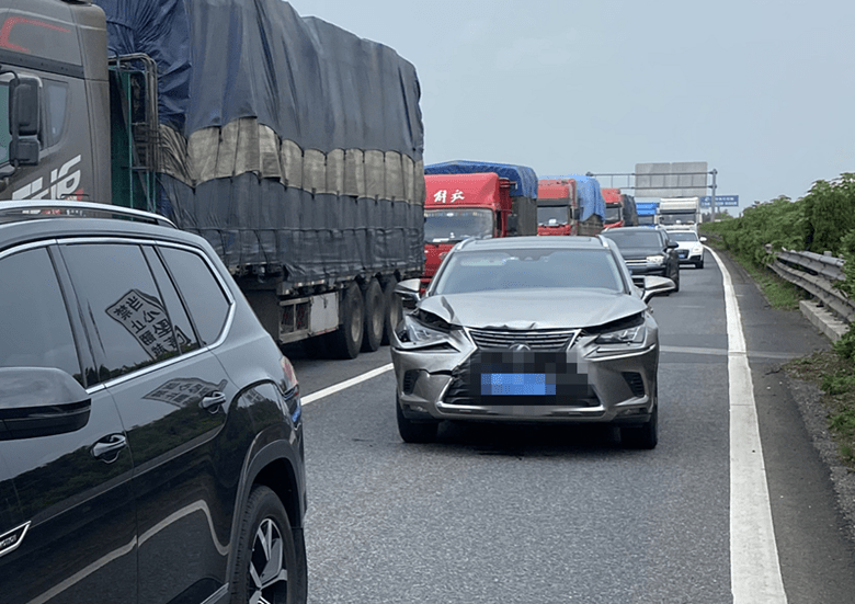 岳陽:男子高速快車道停車猶豫 致後方車輛發生追尾事故