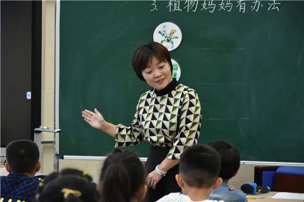 南通市中青年名师刘昕工作室成员韩春霞老师带来《植物妈妈有办法》.
