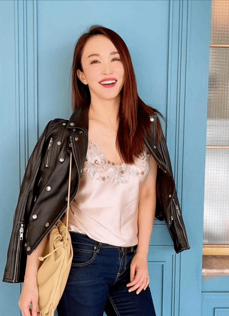 范文芳真会扮嫩穿抹胸开叉裙身材窈窕空气刘海减龄十岁