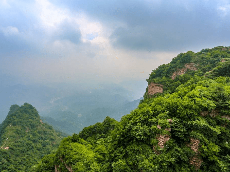 古武當山海拔1437.3米,山巒起伏,群峰競秀.