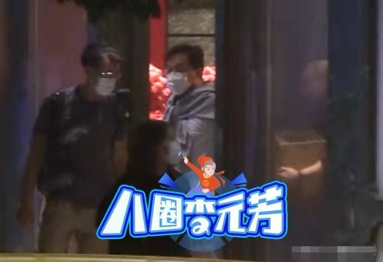 成龙深夜吃火锅,走路一瘸一拐疑旧伤复发