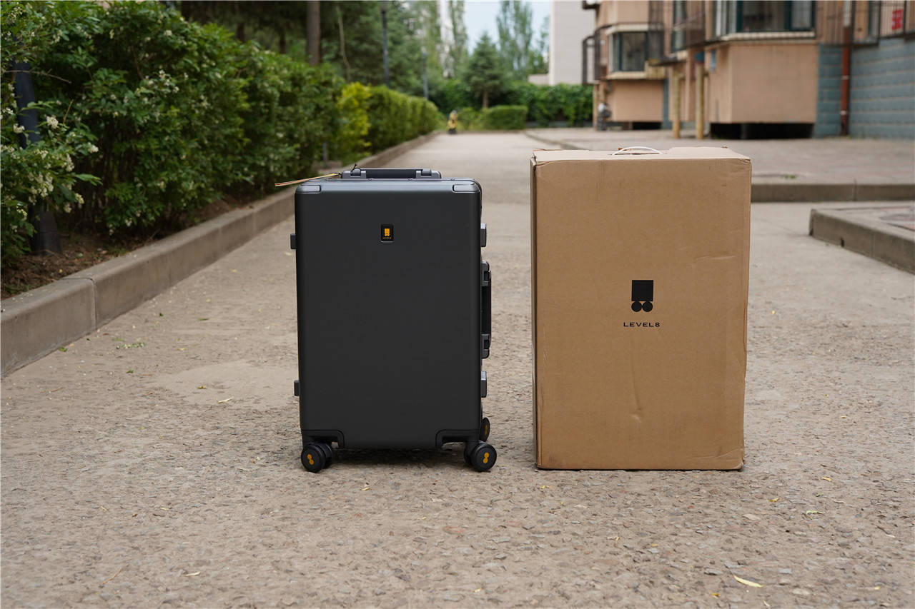高颜值的地平线8号商务行李箱提升日常通勤耐用性和安全性