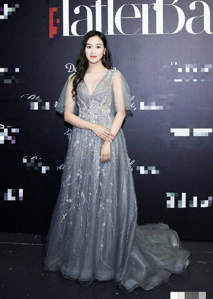 何超欣私人游艇庆22岁生日穿黑丝吊带显性感妩媚妥妥的白富美