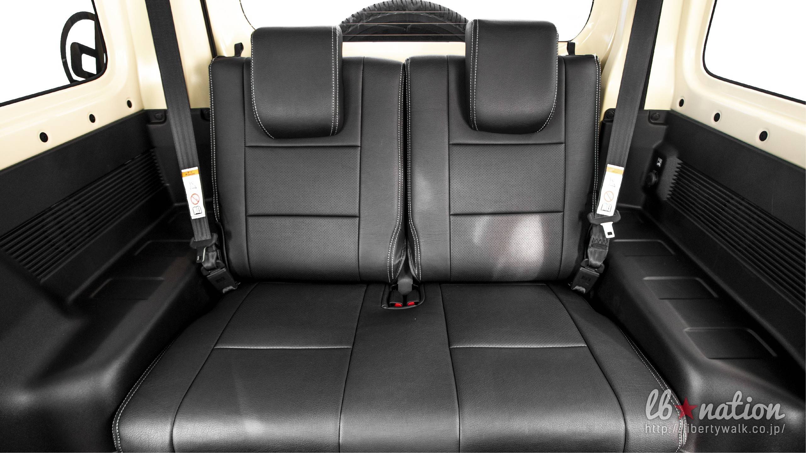 最后,吉姆尼的内饰也做了一些改变,包括在前后座椅上采用了黑色皮革.