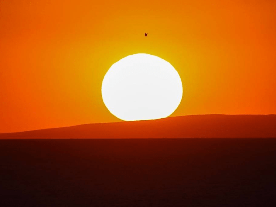 土耳其夕阳红光万丈 拍摄剪影美如画