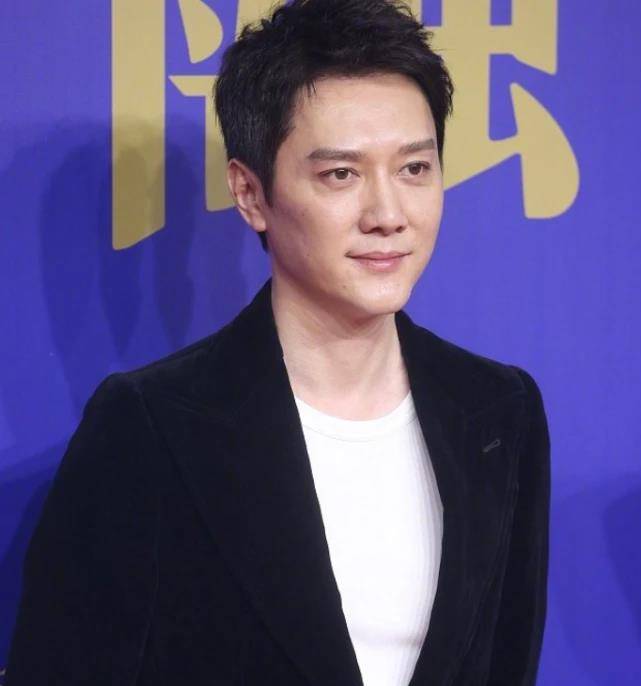 冯绍峰离婚后首次亮相,和赵丽颖形成鲜明对比,谁解脱一看便知