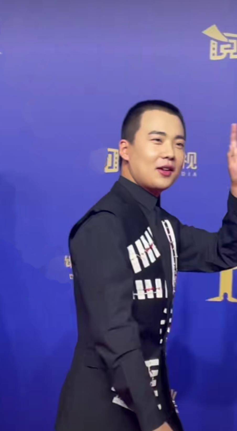 郭麒麟首剃寸头撞脸郭德纲,网友:基因太强大