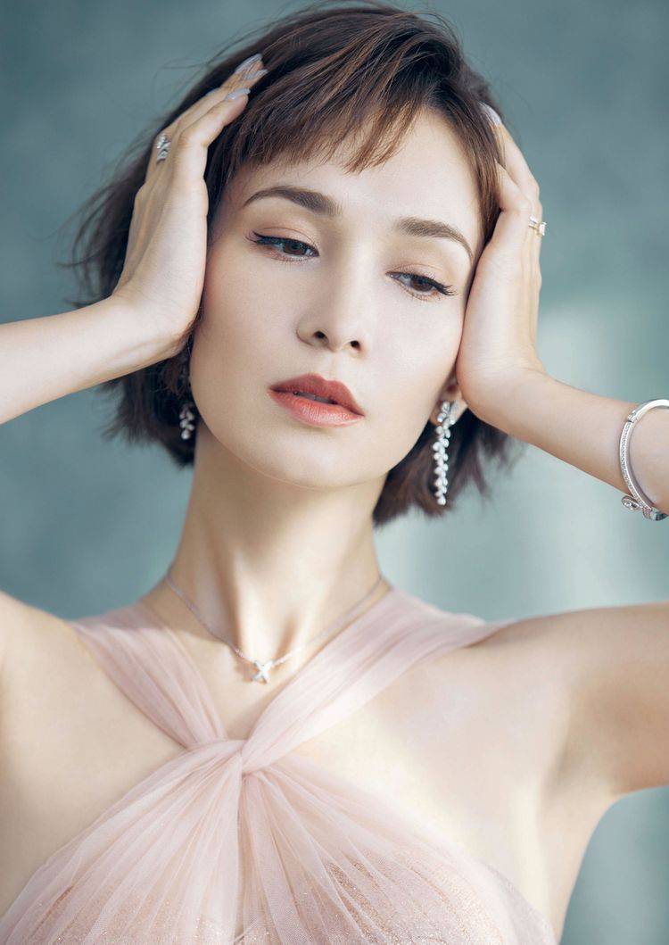 卢靖姗出席某活动造型黑色吊带拖地长裙后背镂空性感又可爱