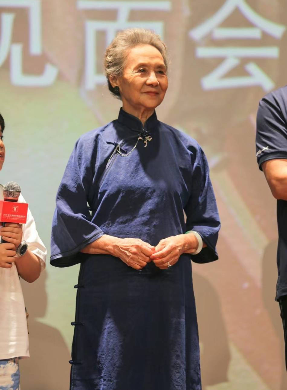 83岁国民奶奶吴彦姝亮相上影节穿旗袍端庄大气