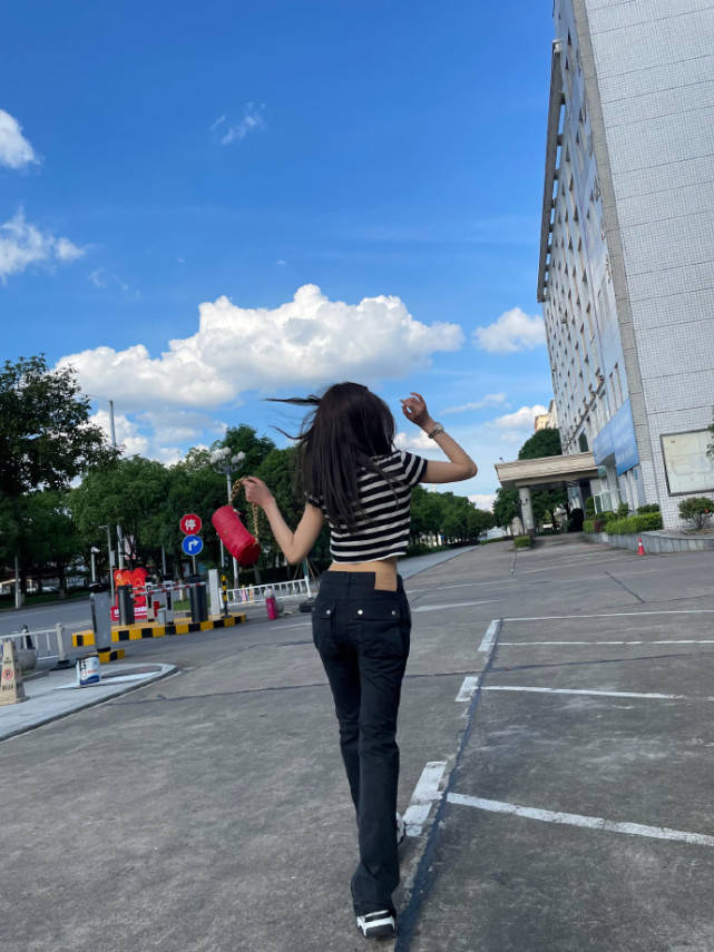 原创沈梦辰穿露脐装私服炸街背影曼妙显魔鬼身材小蛮腰绝了