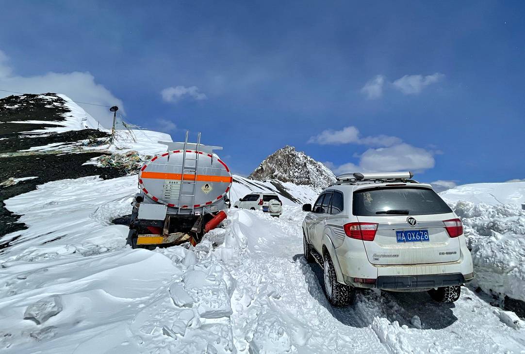 探访冒险王遇难地 翻越五千米雪山 一辆油罐车停留两年下不去 那曲地区