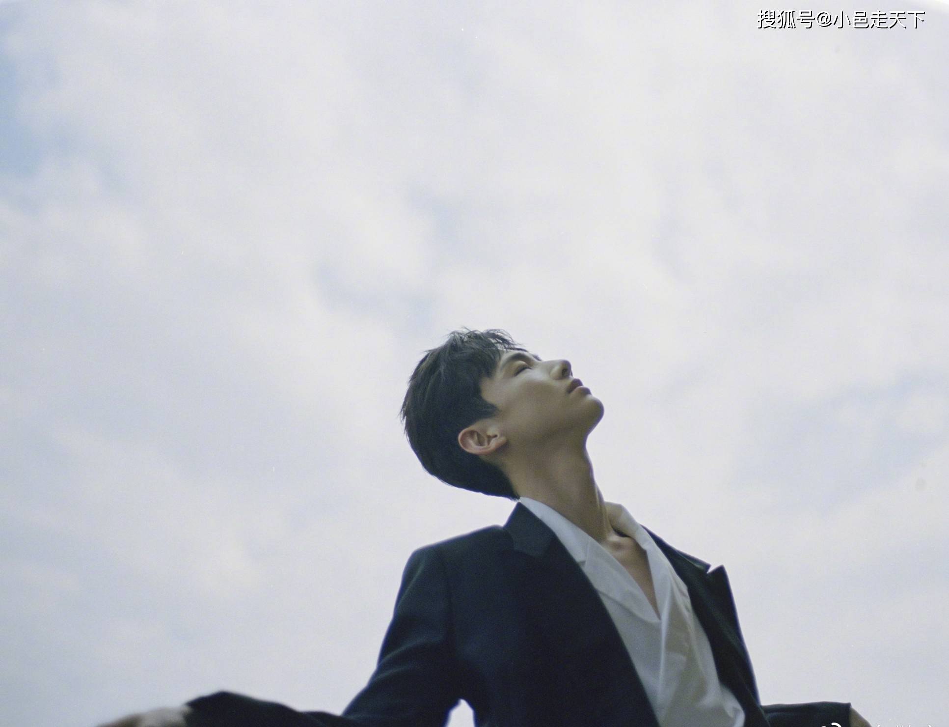 白敬亭黑色西装写真