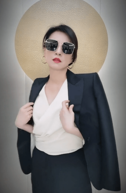 张庭黑色夹克搭配包臀裙,白嫩皮肤无瑕疵,老公大10岁也幸福?