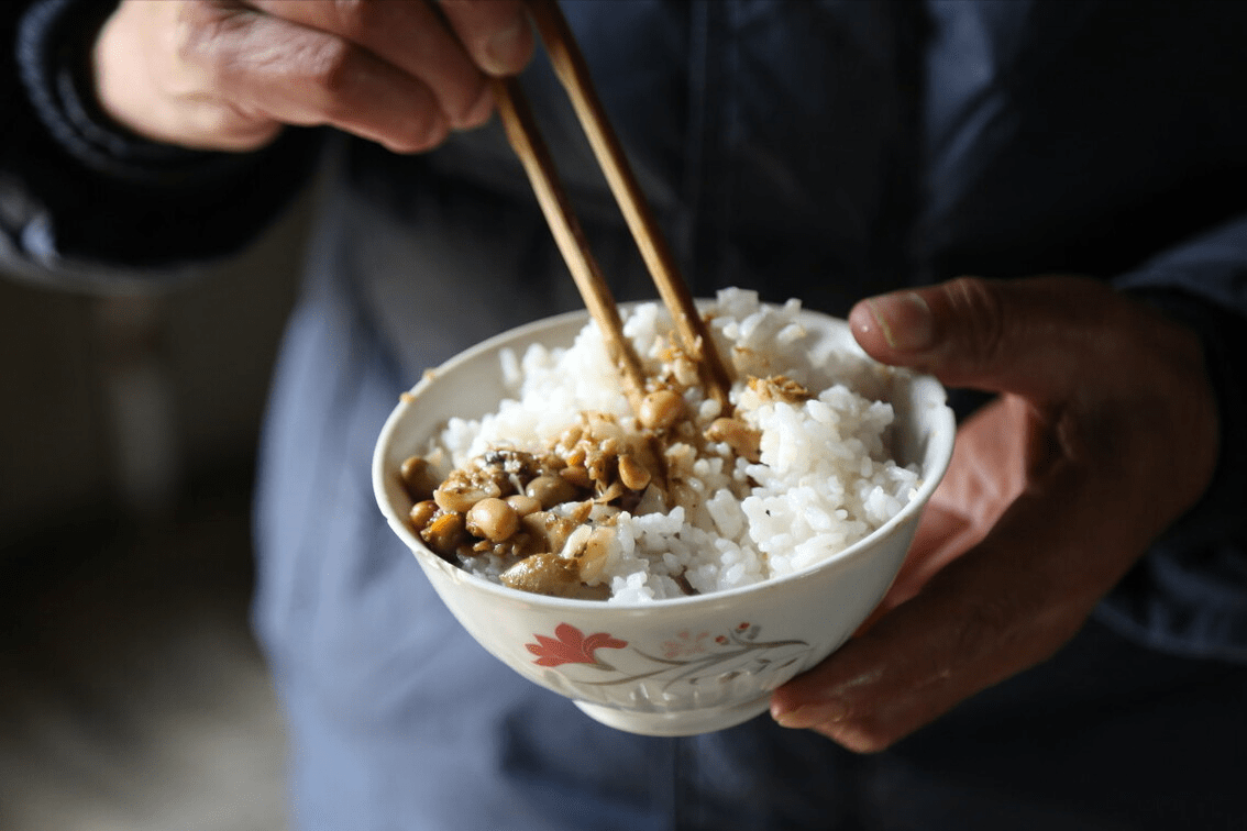 正月二十五,吃小米饭,喝杂面汤,添购米,面,寓意五谷丰登!