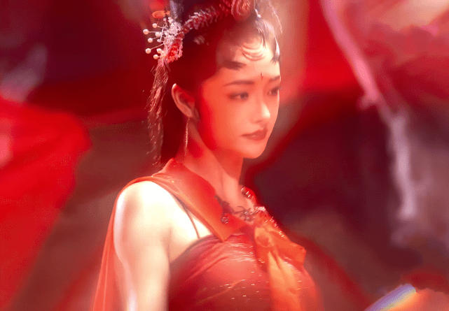 原创周洁琼上演最美"蜘蛛精",当灯光暗下的那一刻,她的真容暴露了