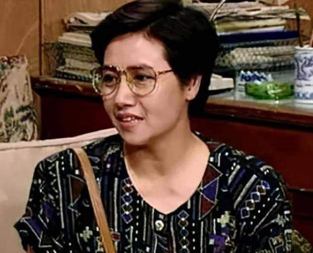 她是国家一级演员,也是李幼斌的亲姐,出道多年却拒绝与他合作_李野萍