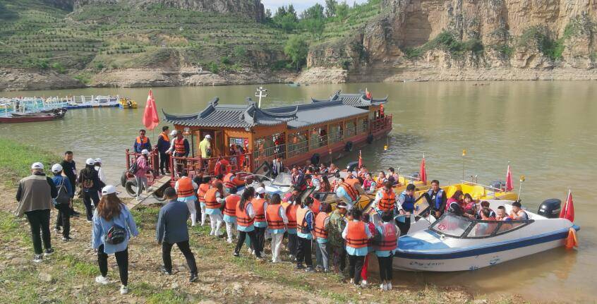 距离接触老牛湾,坐船入水直面老牛湾大峡谷感受黄河太极湾的迷人魅力