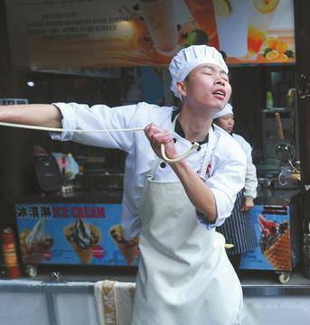 原创昔日妖娆的拉面哥田波走红后开面馆娶女粉丝如今怎样