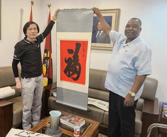 传中华文化讲中国故事书法家李府钟先生国学走进使馆