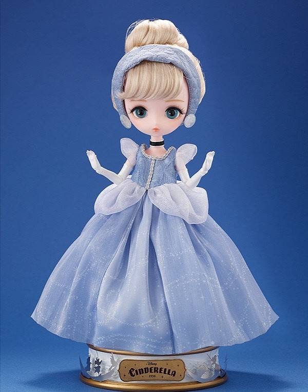 原创gsc联合迪士尼推出的灰姑娘手办蓝色的公主裙很吸睛