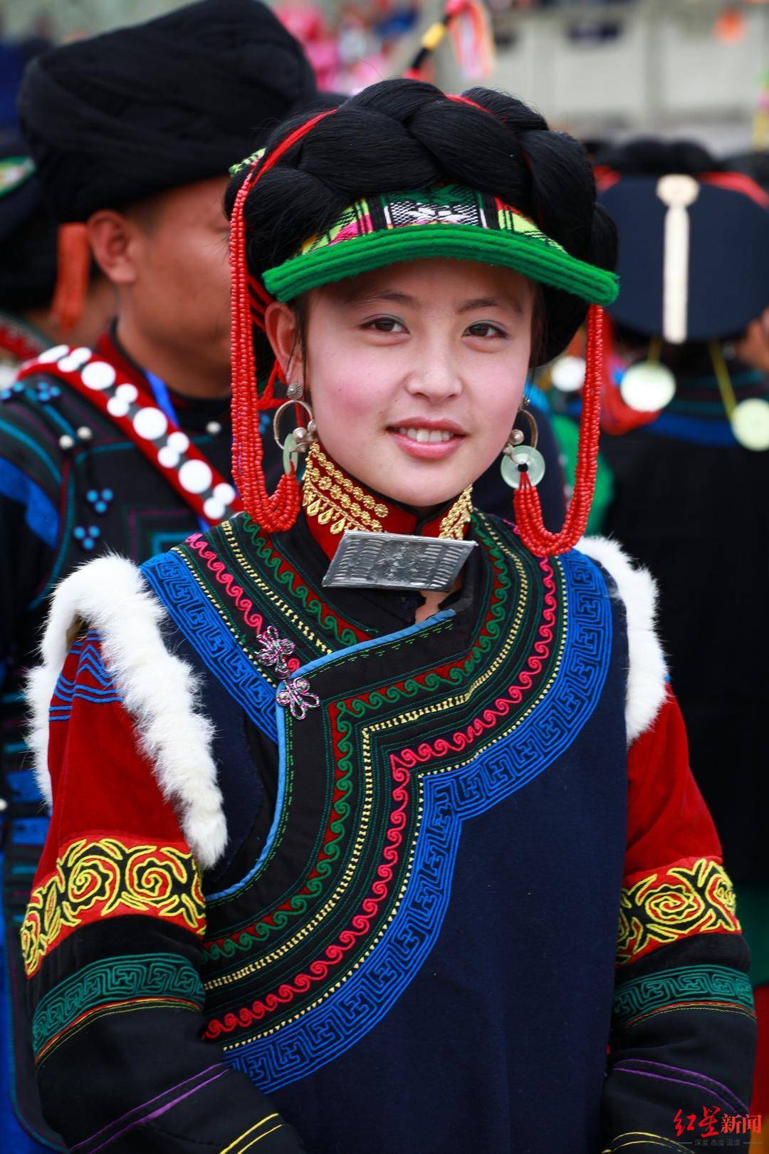 凉山彝族刺绣入选国家级"非遗":从没人学到排队学,20万绣娘居家绣出新