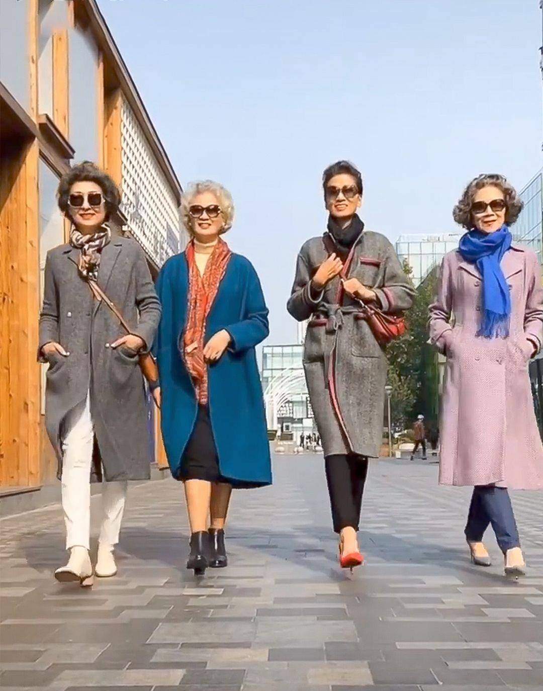 原创谁说老年人不懂时尚这群平均65岁的老年人的穿搭时髦又高级